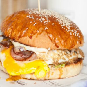 Burger z jajkiem sadzonym