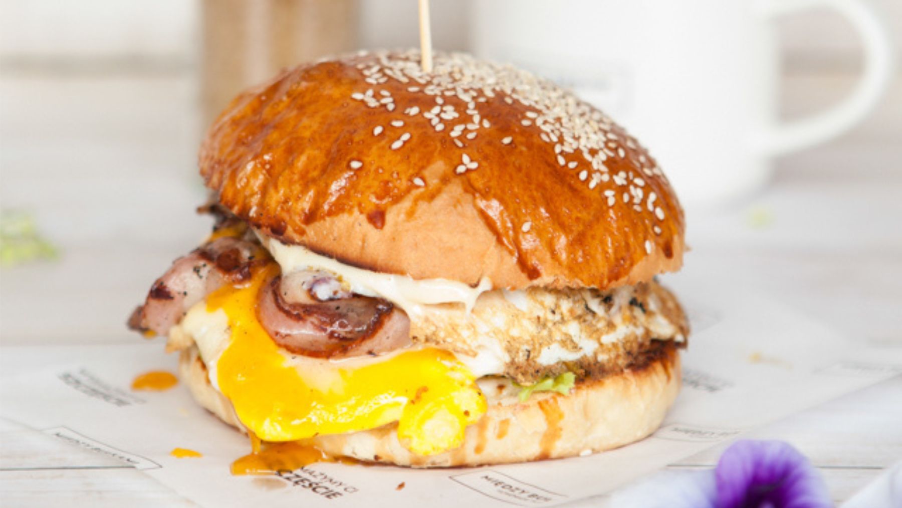 Burger z jajkiem sadzonym